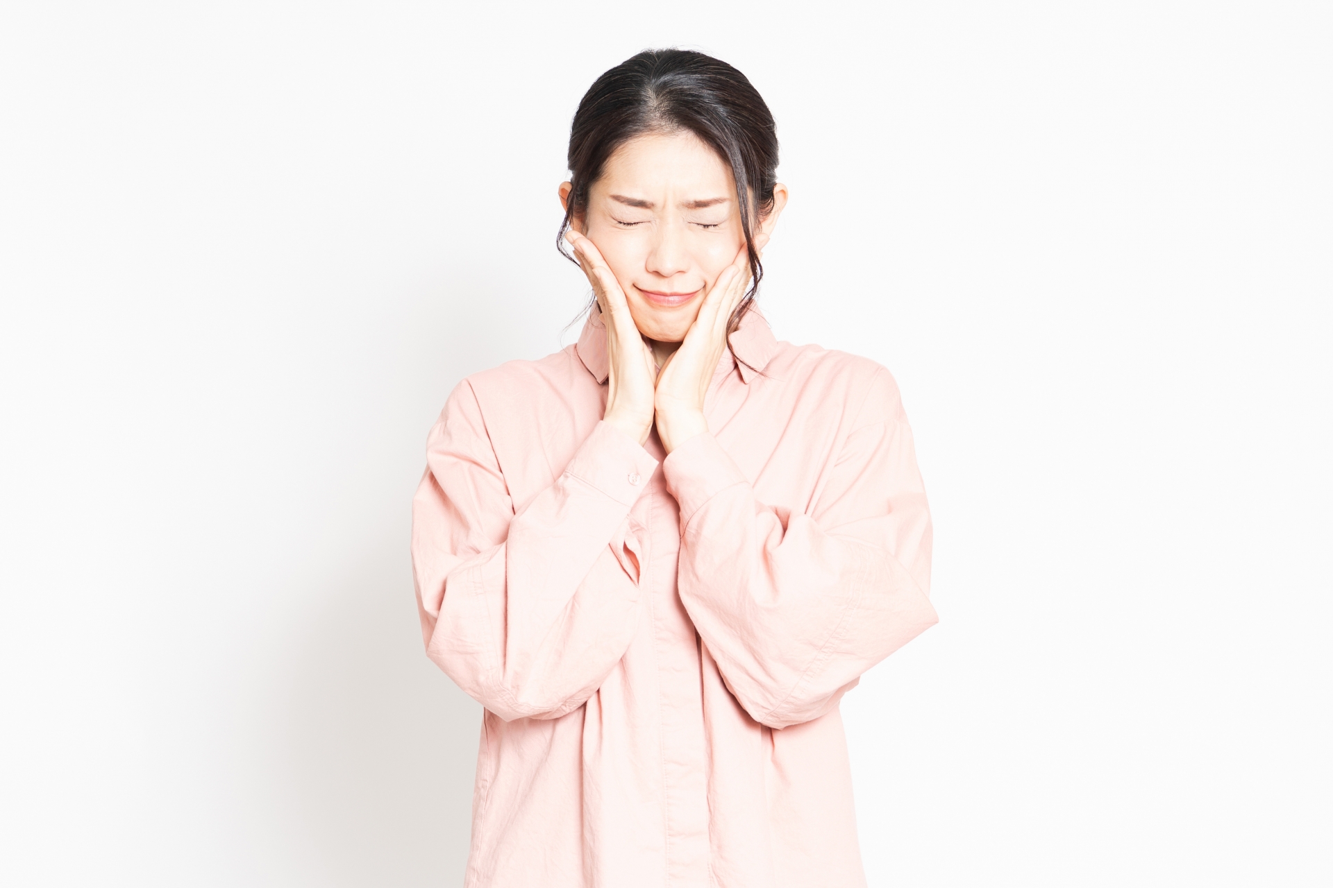 歯が痛い女性